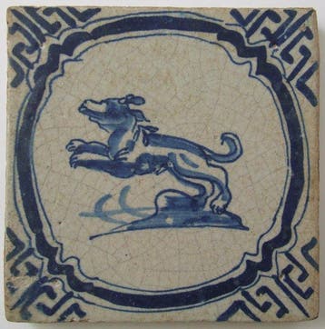 Tegel - Opspringende Hond in geschulpte lijst. - 1600-1650