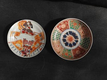 Twee verschillende Japanse Arita-porseleinen schalen, Meiji-