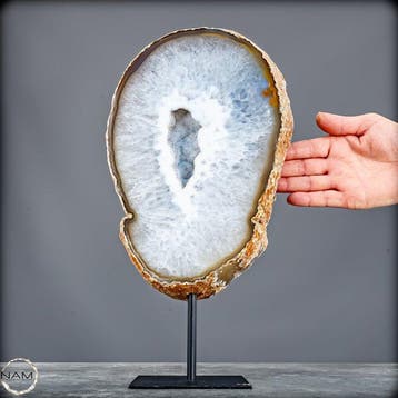 Natuurlijke, zeldzaam gekleurde agaat- en chalcedoondruse op