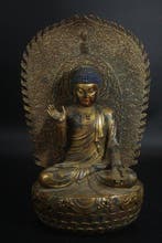 This is a beautifully crafted bronze Vairocana Buddha with a, Antiek en Kunst