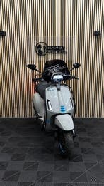 Vespa Sprint | Chalk grey & Blue Edition | Full option, Maximaal 45 km/u, Nieuw, Vespa S, Ophalen of Verzenden