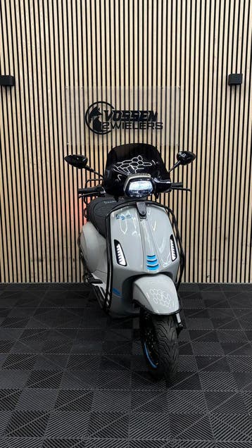 Vespa Sprint | Chalk grey & Blue Edition | Full option, Maximaal 45 km/u, Nieuw, Vespa S, Ophalen of Verzenden