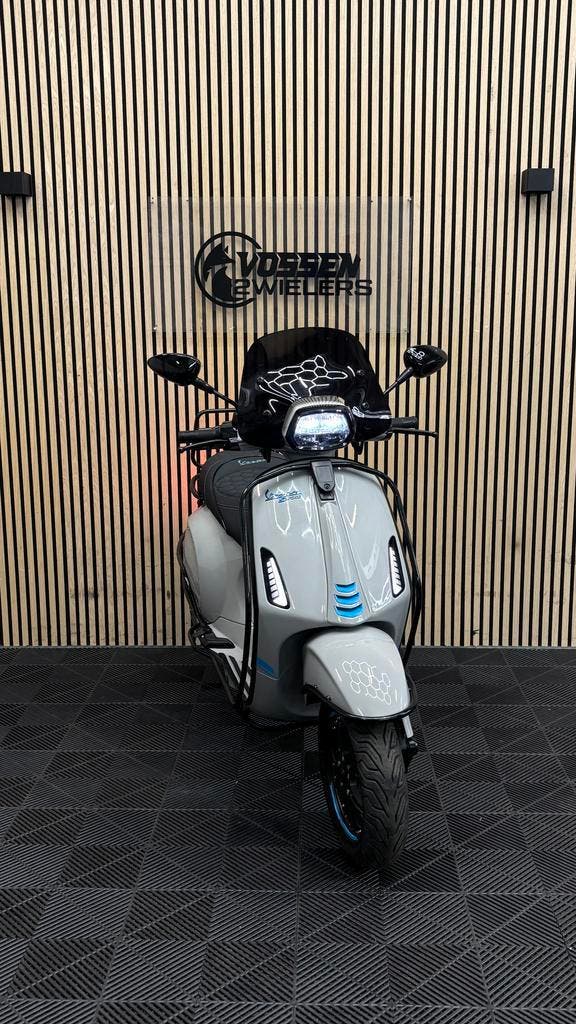 Vespa Sprint | Chalk grey & Blue Edition | Full option, Fietsen en Brommers, Scooters | Vespa, Vespa S, Benzine, Nieuw, Maximaal 45 km/u