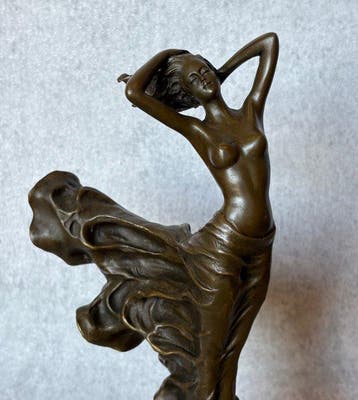 Beeld, “Wervelende Jurk” 24.5 cm - 24.5 cm - Brons, Marmer