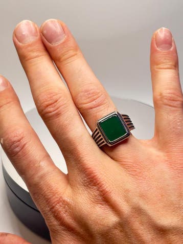 MoMo & More -18mm- Zegelring - Gelegde Groene Jade Steen, Verzenden, Nieuw, Met edelsteen