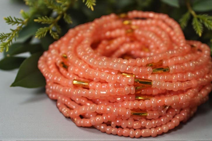 Waist Beads / Afrikaanse Heupketting - OSAZE - Perzik / gold, Sieraden, Tassen en Uiterlijk, Kettingen, Nieuw, Ophalen of Verzenden