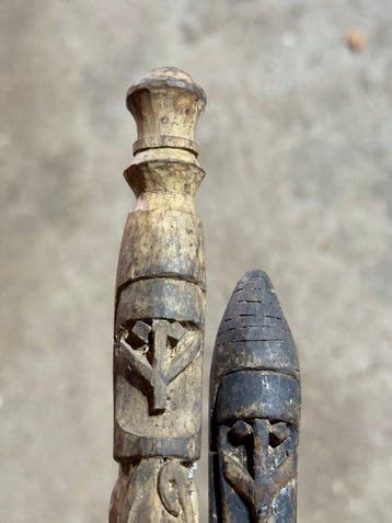 Twee houten korwar-amuletten uit de kust van Waropen,