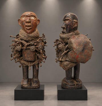 Zeldzaam paar machtfiguren Nkisi Nkondi met spijkers – Kongo
