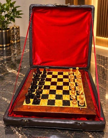 Amber Luxe schaakset met amber mozaïekbord en bijpassende