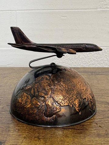 Beeldje - Vintage Douglas DC-8 Aircraft Sculpture on Globe