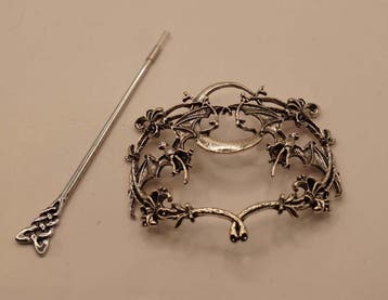 Haarspeld + stokje 2 vleermuizen bij maan in de kleur zilver, Verzenden, Nieuw, Haarspeld