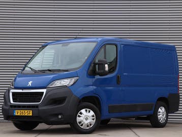 Peugeot Boxer 330 2.0 BlueHDI L1H1 Premium Pack *Navigatie*P, Stof, Gebruikt, Euro 6, Blauw