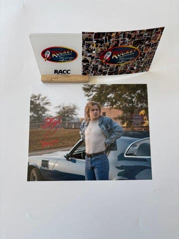 Stranger Things - Signed by Dacre Montgomery, Verzamelen, Nieuw