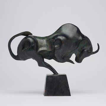 sculptuur, Bronze Sculpture of a Striking Bull - with base -, Antiek en Kunst