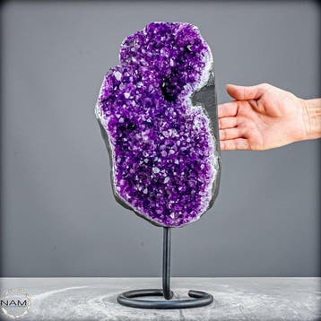 Gloeiende amethist op metalen standaard – elegantie in