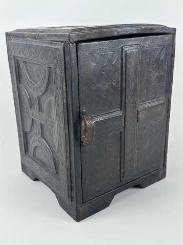 Kist - Hout, Leder, Koper - Een kist voor een kelk