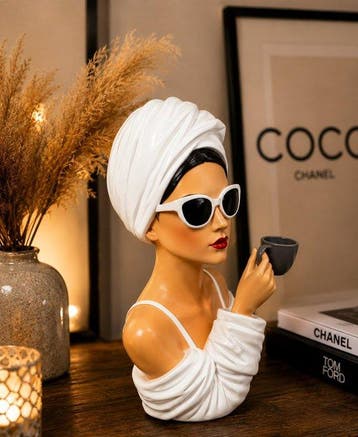 Buste, Iconisch Glamour Lady Beeld met Espresso Kopje –