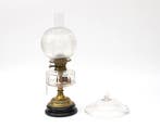 Een messing olielamp met rookkap, 19e/20e eeuw, Gebruikt