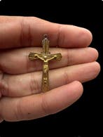 Mysterie en devotie: pectoraalkruis van verguld brons –