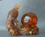 Amber-raaf sculptuur met bol, Baltisch amber vogelfiguur -