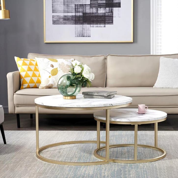 Nieuw 2-Delige Marmeren Textuur Salontafel Set – Goud en Wit, Huis en Inrichting, Tafels | Salontafels, 50 tot 100 cm, Nieuw, Metaal
