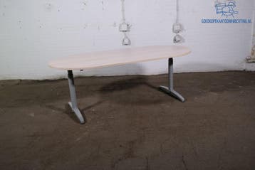 Tweedehands Gispen vergadertafel – Ovaal licht eiken blad, z, Verzenden, Gebruikt