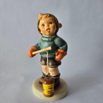 Goebel - Beeldje - Hummel 2115/B 4/0 - Lantern Fun - TMK8 -