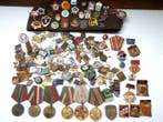 Draagspeld Vintage Verzameling van 200 badges, medailles, Antiek en Kunst