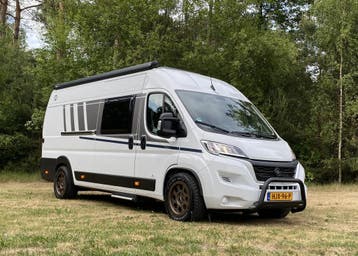 Stoere Buscamper huren | automaat en lengtebed