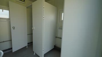Mobiele sanitaire unit te koop. Geïsoleerd en mobiel!