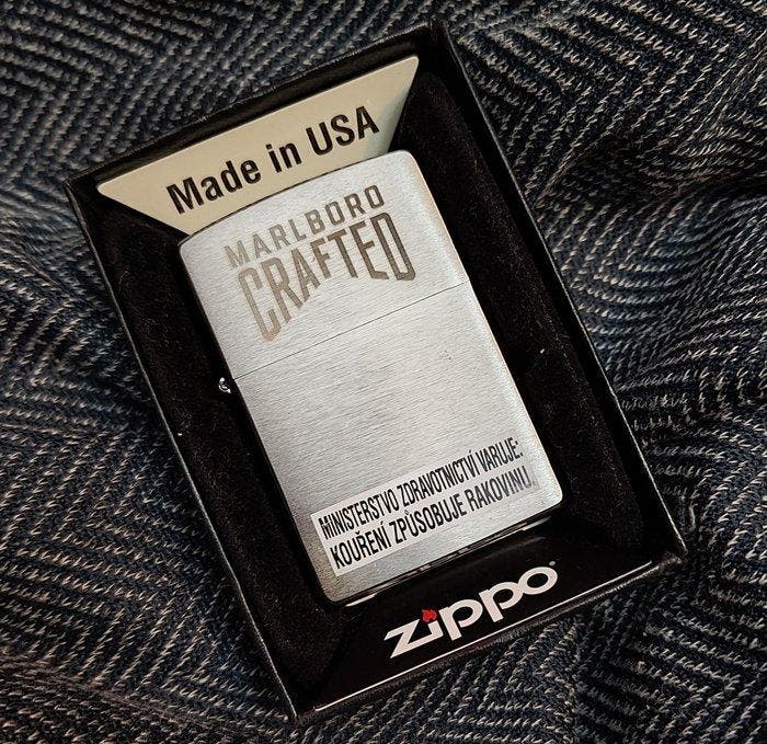 Zippo - Marlboro Crafted - 2022 - Zonder minimumprijs -, Verzamelen, Rookartikelen, Aanstekers en Luciferdoosjes
