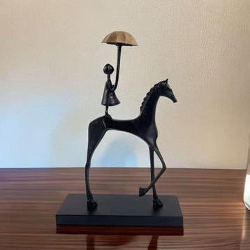 Beeldje - Sculpture of a little girl holding an umbrella -