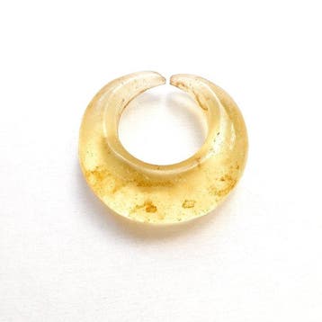 Dong Son Geel archaïsch glas Zeldzame oorbel / haarring, Antiek en Kunst