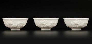 Een fijne set van drie Chinese Dehua Blanc de Chine kleine