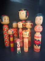 Beeldje (9) - Negen traditionele kokeshi in verschillende, Antiek en Kunst