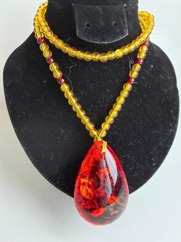 Amber druppel-hanger ketting met kralen en ingebedde chips -
