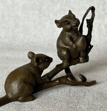 Beeld, Muizen op tak gesigneerd - 7.5 cm - Brons, Antiek en Kunst