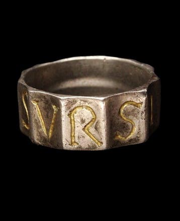 Oud-Romeins Zilveren ring met letters in goud in reliëf - 1e