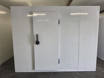 Vriescel 270 x 300 x 220 cm stekker klaar Licht beschadigd, Nieuw in verpakking, Koelen en Vriezen