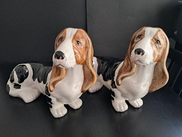 Beeldje, Elegante par de Basset Hound - 30 cm - Creamware, Antiek en Kunst, Curiosa en Brocante