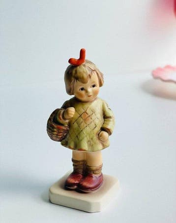 Goebel - Figuur - Goebel Girl with Basket - TMK7 - Keramiek