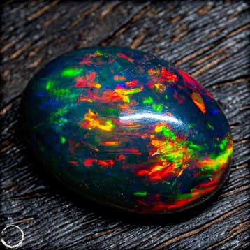 Edelster Black Opal in fel regenboogkleuren – Een vuurwerk