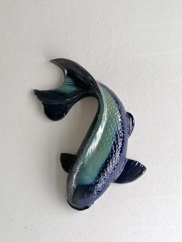 Vanessa Bonino - sculptuur, Blue Koi carp - 37 cm - Majolica