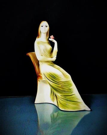 Zsolnay - Beeldje - Sitzende Frau in grünen Kleid mit Blume