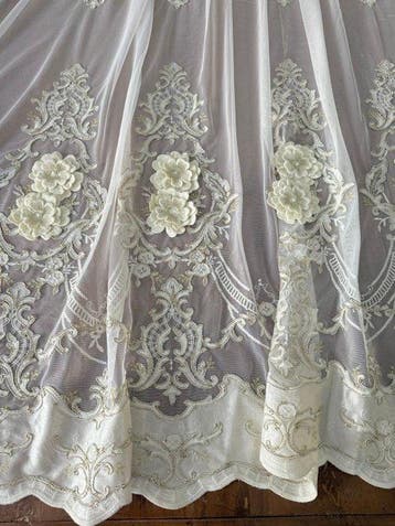 Elegante en kostbare barokke tule met bloemmedaillons. -