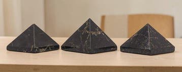 KAMR GEM Natuurlijke Zwarte Biotietpiramides - Set van 3