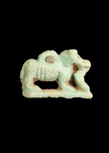 Oude Egypte, late periode Faience Amulet van een kat met een
