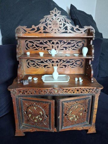 Rare vaisselier de poupée ancien en bois ajouré – Décor