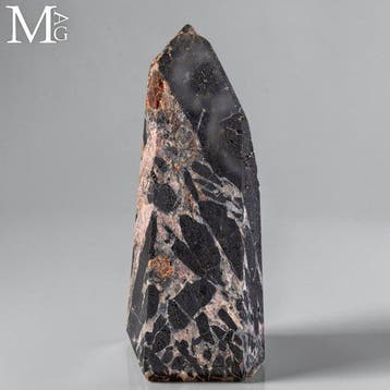 Massieve zwarte toermalijn (Schorl) met een opvallend