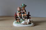 Goebel - Beeldje - Jongen en meisje op hek met lammetjes -